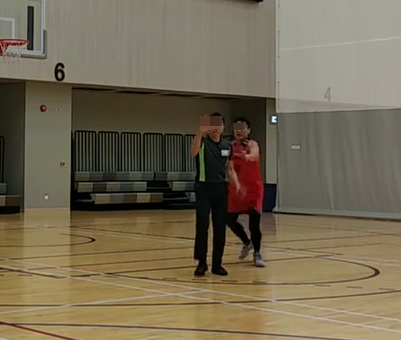 紅衫28號及後突情緒失控從後向球證揮拳(Facebook專頁「籃神-籃球專頁」)