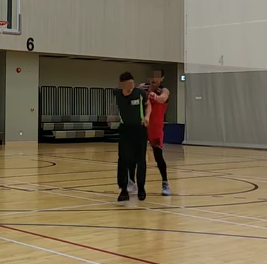 紅衫28號及後突情緒失控從後向球證揮拳(Facebook專頁「籃神-籃球專頁」)