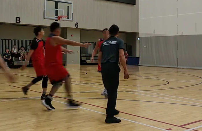 雙方球員隨即介入調停,球證被打後表現冷靜,並向工作人員問「影唔影到?」,得知鏡頭拍下被襲過程後,他隨即要求報警(Facebook專頁「籃神-籃球專頁」)