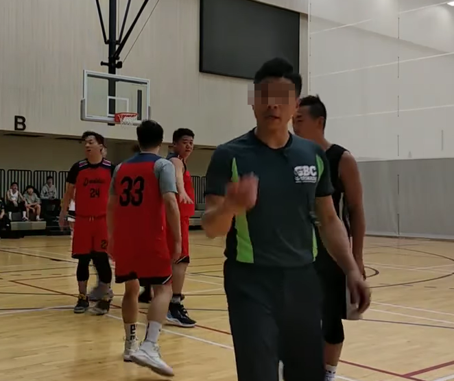 雙方球員隨即介入調停,球證被打後表現冷靜,並向工作人員問「影唔影到?」,得知鏡頭拍下被襲過程後,他隨即要求報警(Facebook專頁「籃神-籃球專頁」)