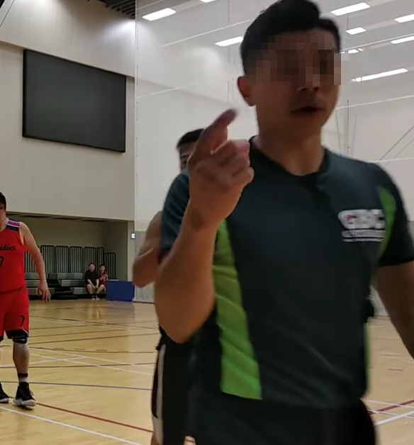 雙方球員隨即介入調停,球證被打後表現冷靜,並向工作人員問「影唔影到?」,得知鏡頭拍下被襲過程後,他隨即要求報警(Facebook專頁「籃神-籃球專頁」)