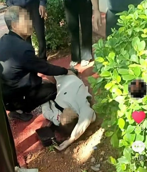 中國與緬甸果敢接壤的雲南鎮康縣南傘鎮昨日(1月3日)遭遇境外炮彈誤炸,鎮康縣人民醫院表示,共有5名因炮彈受傷的民眾被送到該院接受治療,是今輪緬北衝突首次有炮彈落入中國境內。