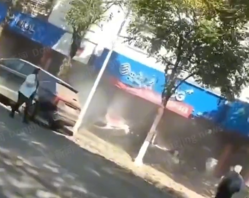 中國與緬甸果敢接壤的雲南鎮康縣南傘鎮昨日(1月3日)遭遇境外炮彈誤炸,鎮康縣人民醫院表示,共有5名因炮彈受傷的民眾被送到該院接受治療,是今輪緬北衝突首次有炮彈落入中國境內。