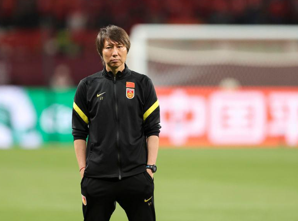 李鐵為著名前國腳,曾出戰2002年世界盃及效力英超愛華頓,2020年至2021年執教國足