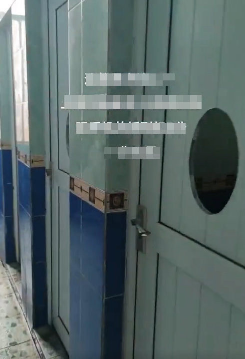 廣東省惠州市一間工廠,為了防止員工在上廁所時「蛇王」偷懶玩手機,竟然將每間廁所的廁門都挖了一個大洞,用來監視員工如廁的情況