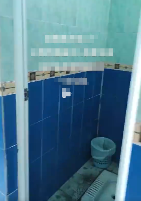 廣東省惠州市一間工廠,為了防止員工在上廁所時「蛇王」偷懶玩手機,竟然將每間廁所的廁門都挖了一個大洞,用來監視員工如廁的情況