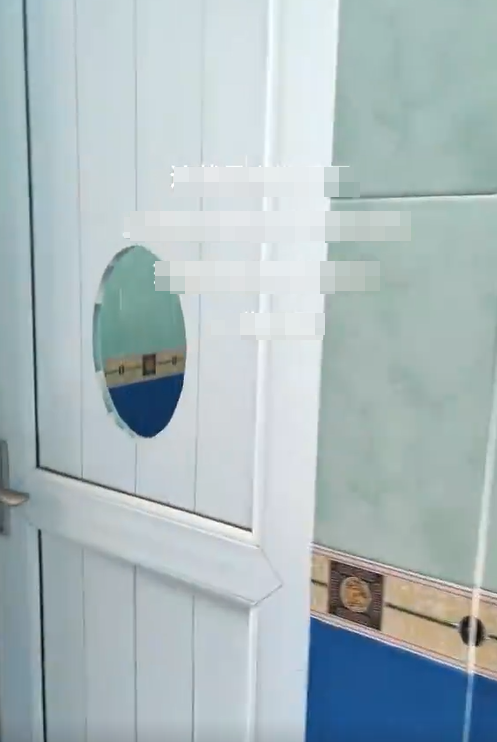 廣東省惠州市一間工廠,為了防止員工在上廁所時「蛇王」偷懶玩手機,竟然將每間廁所的廁門都挖了一個大洞,用來監視員工如廁的情況