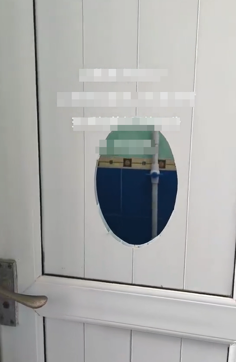 廣東省惠州市一間工廠,為了防止員工在上廁所時「蛇王」偷懶玩手機,竟然將每間廁所的廁門都挖了一個大洞,用來監視員工如廁的情況