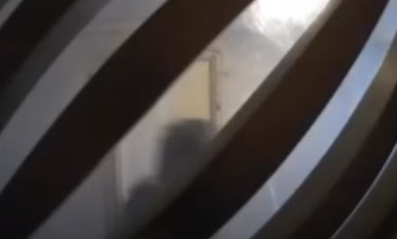 影片可見事發於周二(2日)下午近3時20分,一名身穿灰色外套戴口罩的男子打開單位鐵閘