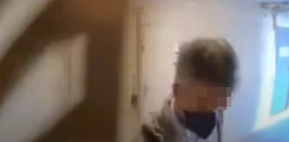 影片可見事發於周二(2日)下午近3時20分,一名身穿灰色外套戴口罩的男子打開單位鐵閘