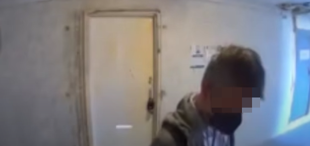 查看手機數秒後,嘗試輸入木門密碼鎖,疑似在「撞密碼」