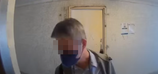 屋內女事主察覺門外異樣,隨即反鎖木門,男子見屋內有人略顯錯愕,即表示「哎,Sorry…唔好意思,搵…搵錯…」,然後關上鐵閘離去