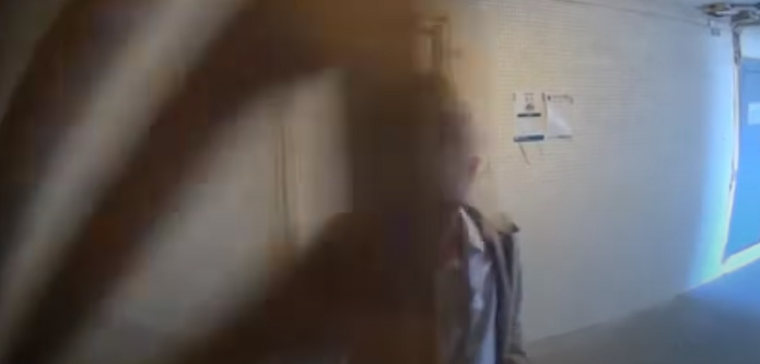 屋內女事主察覺門外異樣,隨即反鎖木門,男子見屋內有人略顯錯愕,即表示「哎,Sorry…唔好意思,搵…搵錯…」,然後關上鐵閘離去