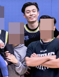 翻查賽會資料,比賽發生在周三晚10時,由「DADDIES」(紅衫)對陣呂青(黑衫),黑衫8號是知名藝人周柏豪,是該隊首席射手