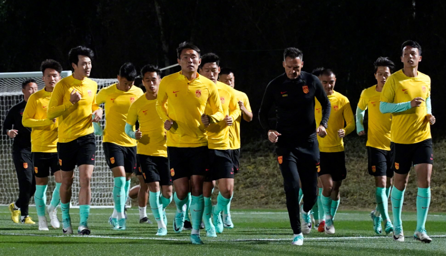 已抵達多哈的國足將在周六(13日)晚10時半於分組賽首戰對塔吉克。(中國足球隊微博)