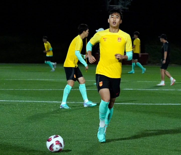 國足26人出戰亞洲盃的名單,港產國腳戴偉浚同樣獲徵召。(中國足球隊微博)