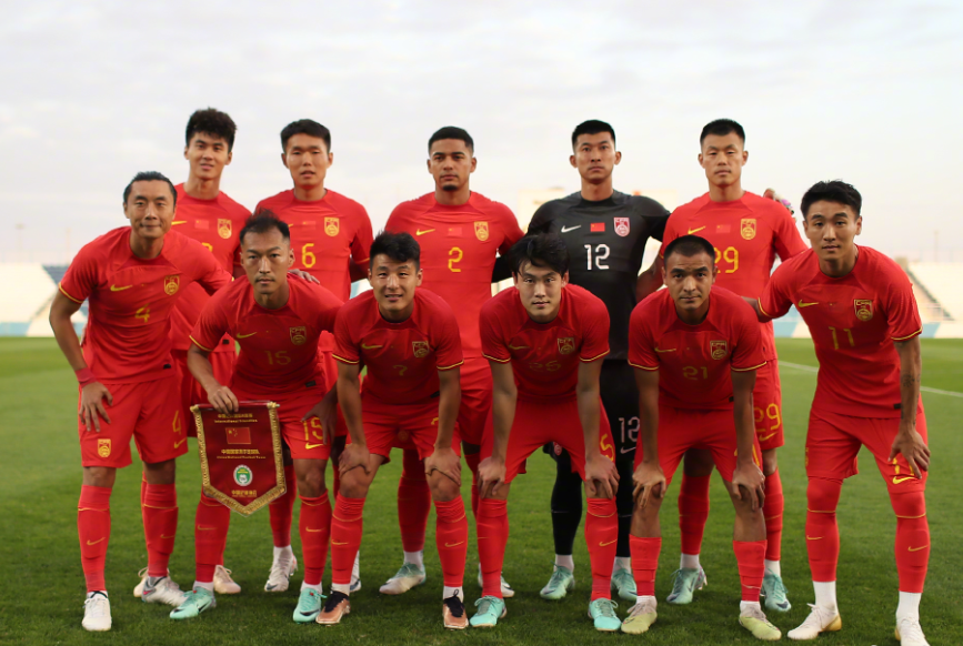 國足此前在阿聯酋舉行的熱身賽不敵港隊,引發輿論不滿。(中國足球隊微博)