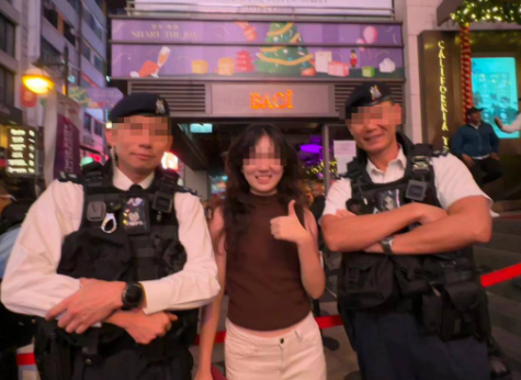 有見內地旅客與香港警察的打卡相越來越多,大批網民都就此有不少爭議。(圖片來源:小紅書)