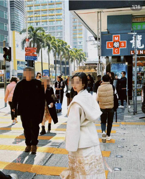 她在1月3日的晚上6時42分以「在香港穿馬面被罵了」為題發文,文中更配有一張留言截圖,上面寫著「在香港通常是被認為精神有毛病才這般穿著」。(圖片來源:小紅書)