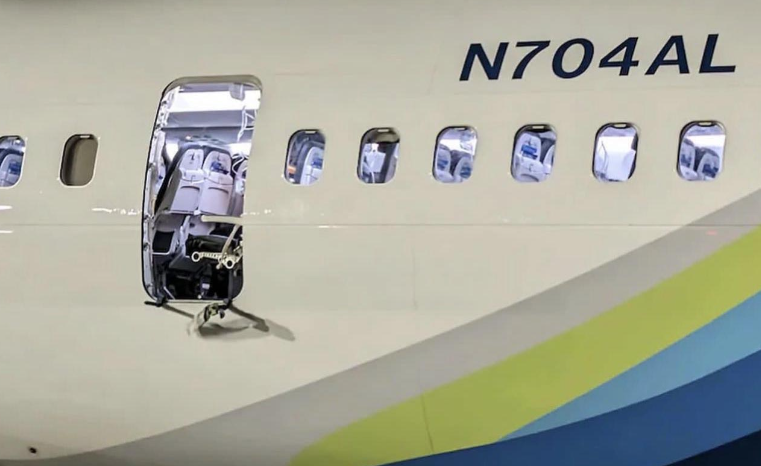美國阿拉斯加航空一架波音737 MAX 9客機上周五(5日)從俄勒岡州波特蘭機場起飛後不久,一道艙門在空中飛脫,需緊急折返。