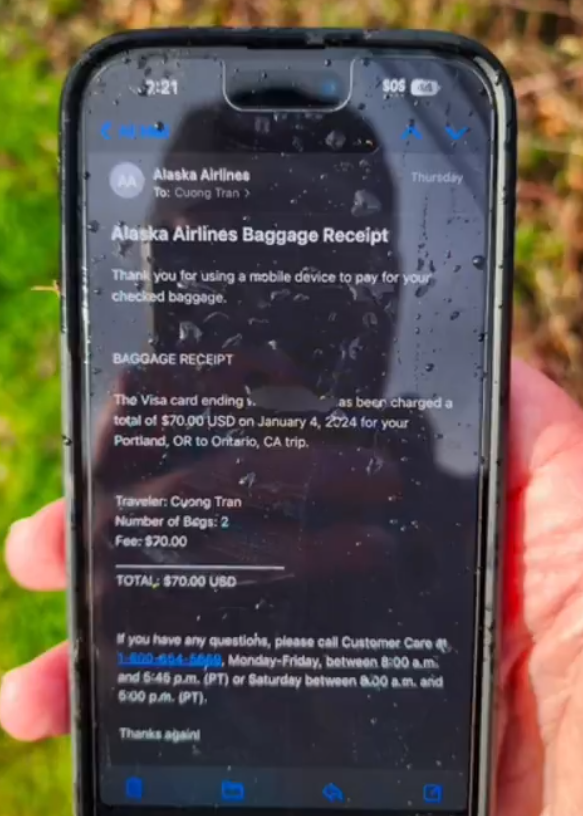 在艙門飛脫後,有部分乘客的手機被吸出機外,有網民在波特蘭公路旁發現一部手機,仍處於飛行模式,仍有一半電量,打開了航班領取行李的通知書頁面,當局到場調查後指這是當局發現的第2部手機。