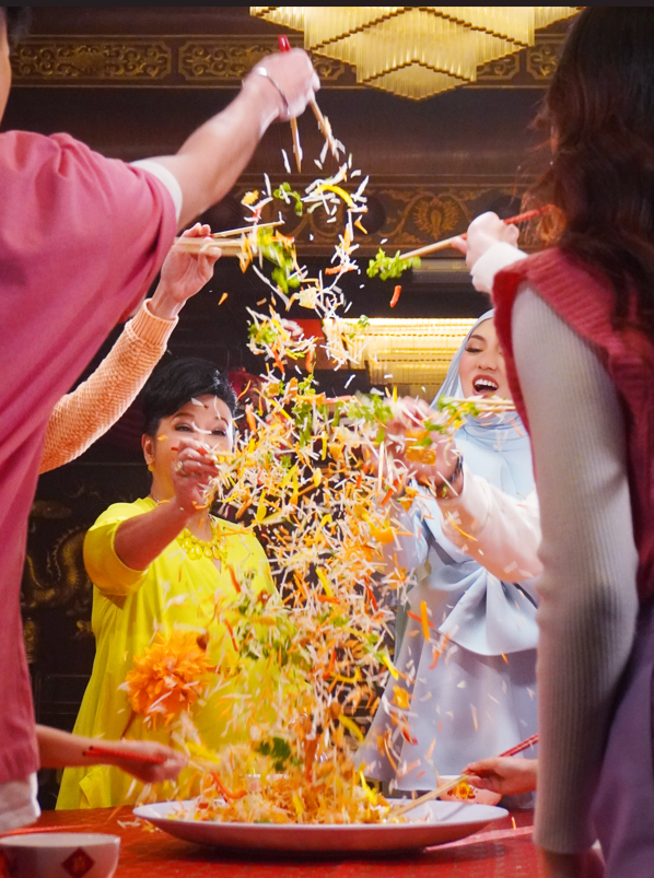 MV亦加入香港及馬來西亞過年的習俗,當中寓意風生水起的「撈起」是MV的重頭戲之一。