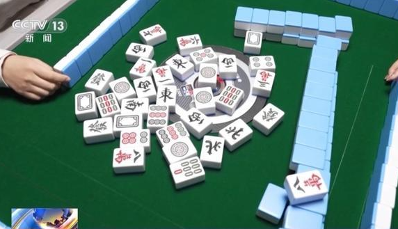 湖北武漢公安日前破獲一宗賭博詐騙案,一名男子打麻將被指總是「十賭十贏」,及後被揭發原來他加入了一個「老千」集團,透過在自動麻將桌內安裝的4個攝影機來作弊,一年贏得70萬人民幣。