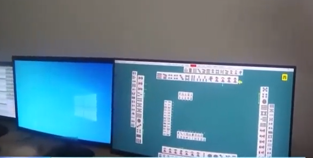 鏡頭拍攝到的影像會傳給遠方的「技術員」,「技術員」利用電腦軟件就能知道每一名玩家的牌及他們的出牌狀況,結合看到的牌面,以及知曉對方三家的牌的打法之後,透過一些數據軟體來推算,通過電話通知賭客如何出牌。由於賭客使用了微型耳機,「一家贏三家」就變成預料中事。