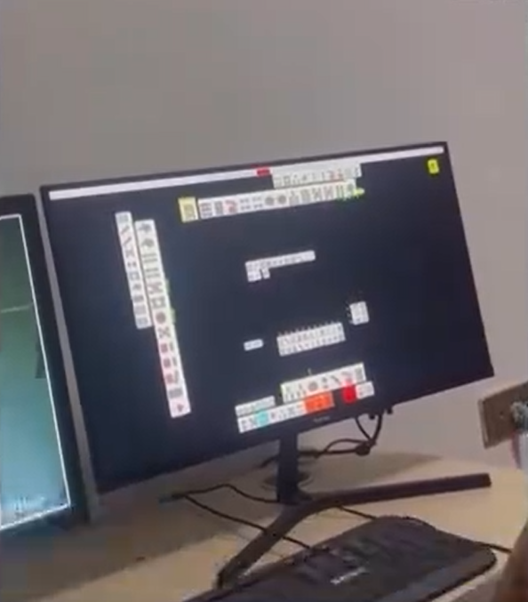 鏡頭拍攝到的影像會傳給遠方的「技術員」,「技術員」利用電腦軟件就能知道每一名玩家的牌及他們的出牌狀況,結合看到的牌面,以及知曉對方三家的牌的打法之後,透過一些數據軟體來推算,通過電話通知賭客如何出牌。由於賭客使用了微型耳機,「一家贏三家」就變成預料中事。