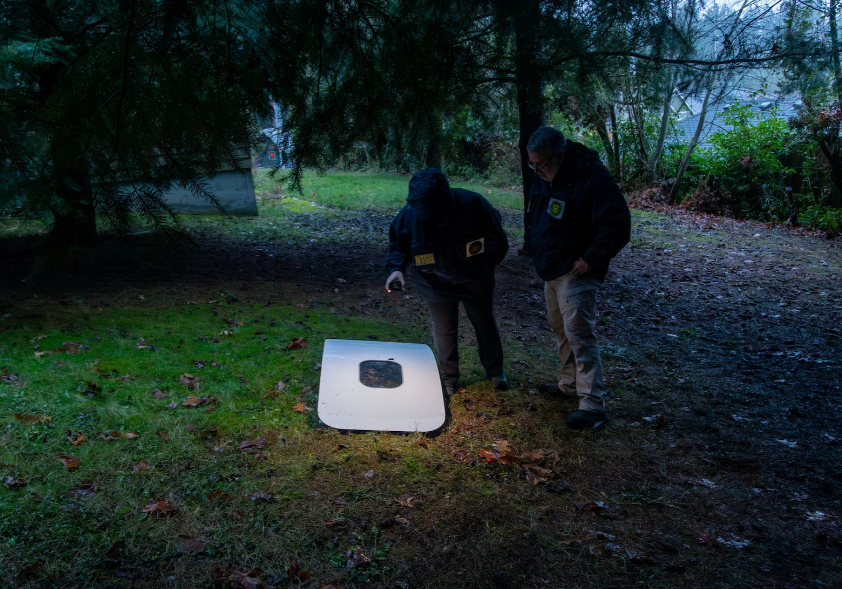 阿拉斯加航空一架波音737 MAX 9客機在高空飛脫的嵌入式艙門,已在波特蘭一間住宅的後院尋回。(路透社)