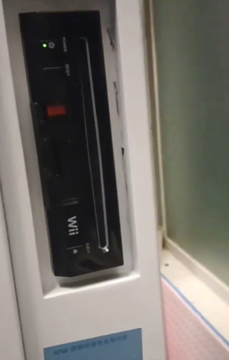 近日網傳影片指廣州一間中學高價買入「智能互動情緒宣洩儀」,惟原來只是任天堂舊遊戲機Wii改頭換面後連上屏幕