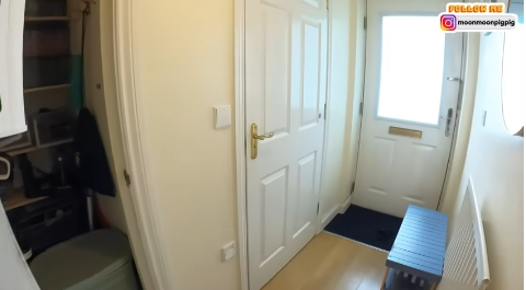 事主又分享指自己與丈夫育有一名女兒,該大屋所屬的校網和治安相當不錯。(圖片來源:YouTube@Moon媽在英生活)