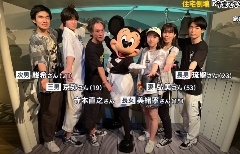 寺本直之因工作而較遲出發,妻子與3名兒子及1名女兒先行一步,未料一場地震導致父親與家人天人永隔。(電視截圖)