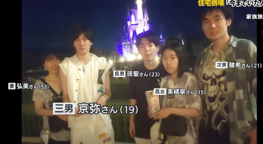 寺本直之因工作而較遲出發,妻子與3名兒子及1名女兒先行一步,未料一場地震導致父親與家人天人永隔。(電視截圖)