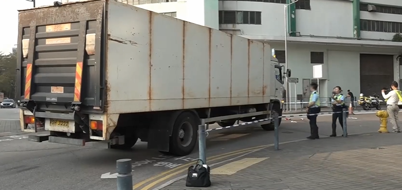 觀塘一名懷孕4個月的31歲孕婦,昨日(10日)下午在觀塘過馬路時被貨車撞倒昏迷危殆(HOYTV截圖)