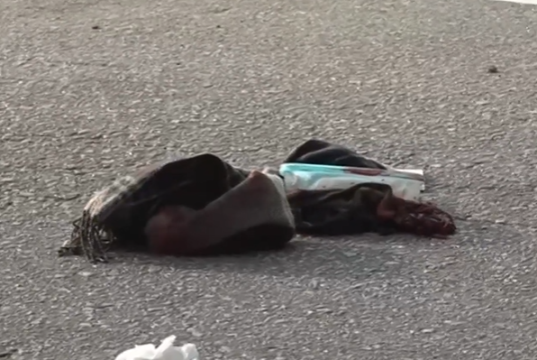 現場地面遺下染血頸巾及食物盒等物件(HOYTV截圖)