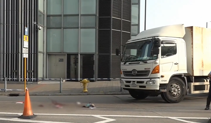 現場地面遺下染血頸巾及食物盒等物件(HOYTV截圖)