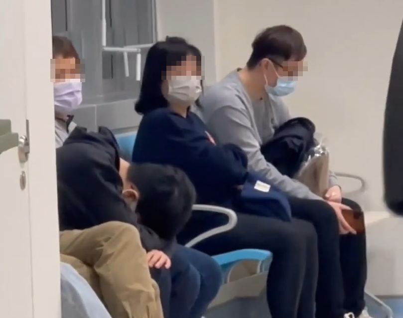 意外發生後,陳女的親友趕赴醫院,丈夫(右)、家姑、父母在病房外一臉憂心痛哭(HOYTV截圖)