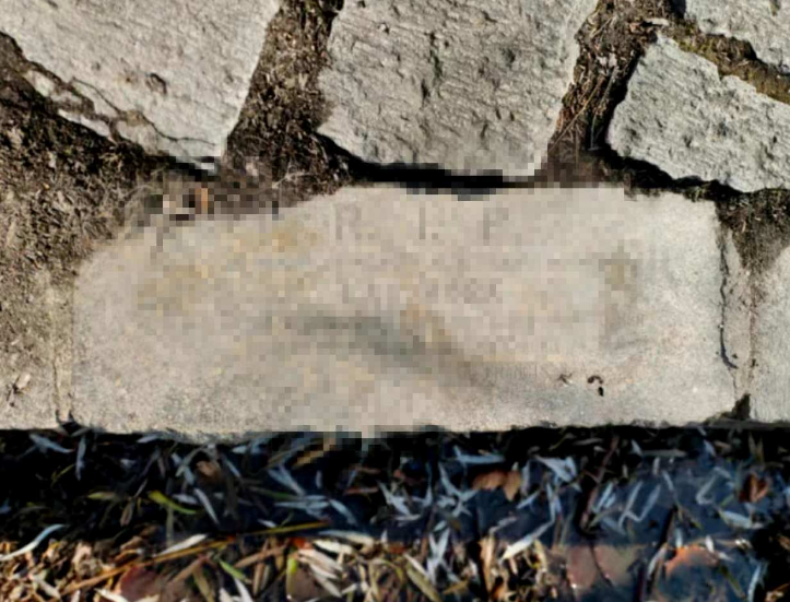 有上海網民近日發現,楊浦區楊浦公園部分湖堤是用墓碑鋪成,「差點誤以為這是墓地」,當地文物部門解釋因興建園區時缺乏石料,故「就地取材」用了一些無主墓碑,強調「有機會的話會換掉」。