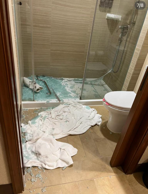 事主激動地表示「當晚是晚上11時20分左右,我覺得太累了,就想說休息一會再洗澡,突然衛生間發出了一大聲「嘭」一下巨響,整度玻璃門都炸裂了。(圖片來源:小紅書)