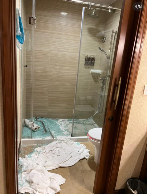 雖然事主一行三人並未受傷,但她就強調玻璃碎片彈到女兒杯子上,玻璃碎更跌到兩張床中間,「精神上都是被嚇到了」。(圖片來源:小紅書)