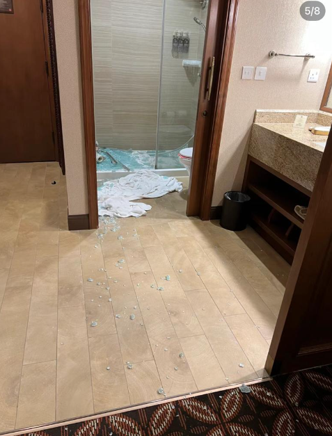 有指迪士尼園方已即時為他們換房,惟事主就不太滿意,並續向園方提出3大要求,包括「一,要道歉;二,要就這2天房費免單(免費住宿);三,對我母親跟女兒進行一定的解釋,不管是物資上還是精神上、經濟上的解釋,我覺得也可以」。(圖片來源:小紅書)