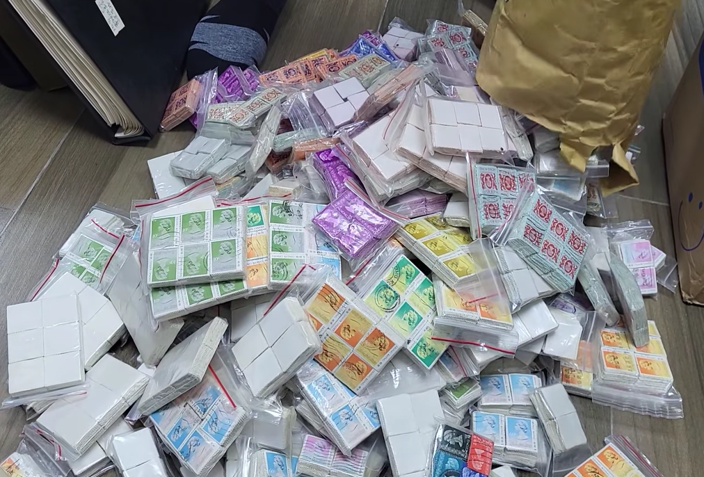 一名收藏家生前收藏逾14萬張回歸前通用的英女皇郵票,妻兒不知其價值,遺孀近日把其藏品當垃圾準備扔掉時,機緣巧合遇上一名有專門儲舊物的網民,最終接手該批珍貴收藏,避過堆填的下場。 (Facebook群組「90年代回憶 (新版)」)