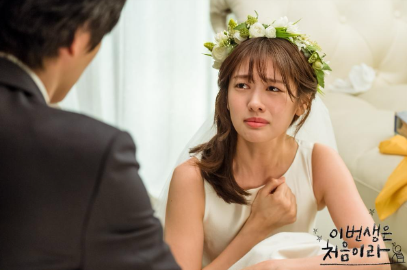 雖然二人已相識及結婚近10年,但早前在前同事的告知下,意外得知當年公司的男同事之間曾經打賭,鬥快奪取事主的童貞,而事主現時的丈夫亦有參與賭局,並明顯成為了賭局的最終勝利者。(圖片來源:tvN《今生是第一次》劇照)