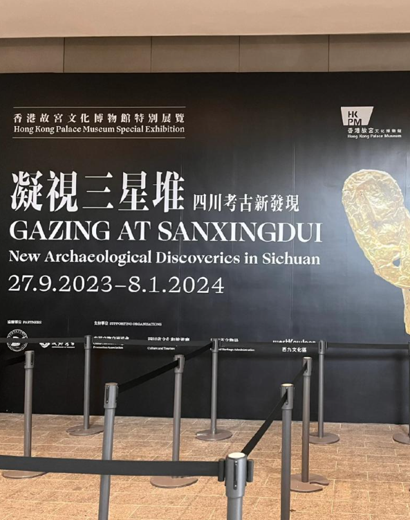 她表示自己所看的是三星堆文物展覽,離場前亦特意到紀念品店買了一堆三星堆相關的紀念品。(圖片來源:小紅書)