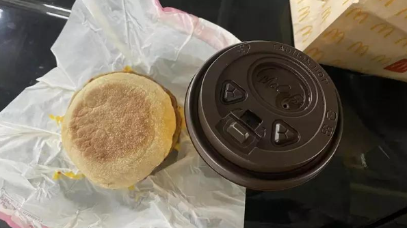 事主指自己買了一個豬柳蛋漢堡套餐,惟漢堡到手後發覺份量很小。(圖片來源:Facebook@香港茶餐廳及美食關注組)