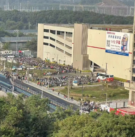 深圳Costco今開業 數千人「打蛇餅」需排3小時