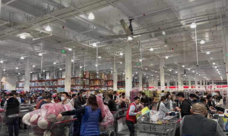 深圳Costco今開業 數千人「打蛇餅」需排3小時