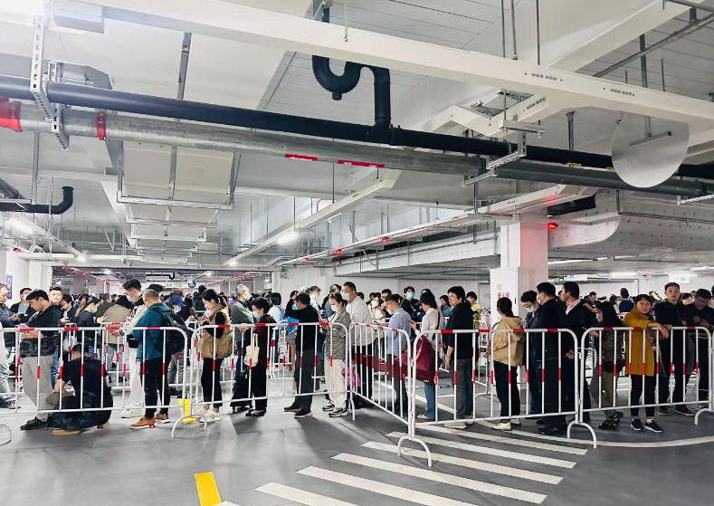 深圳Costco今開業 數千人「打蛇餅」需排3小時