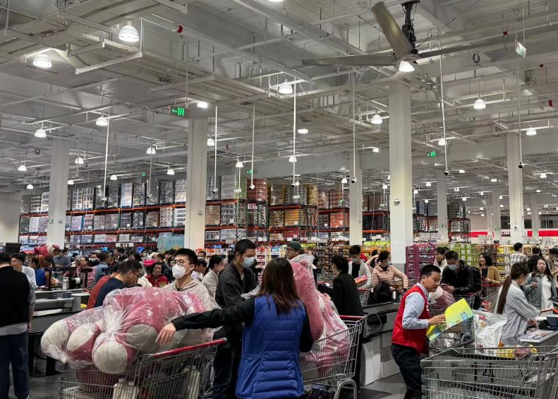 深圳Costco今開業 數千人「打蛇餅」需排3小時